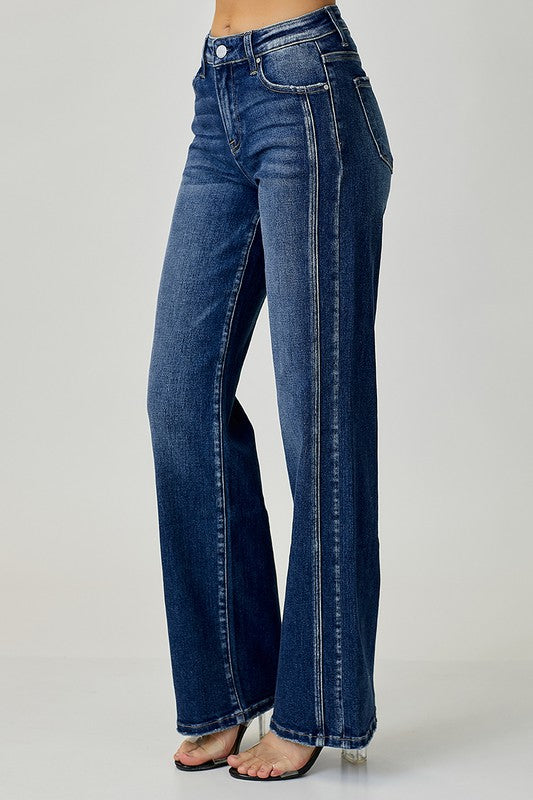 Modell som bär bekväma mörkdenim jeans med raka ben, en mångsidig del av kvinnors garderob.