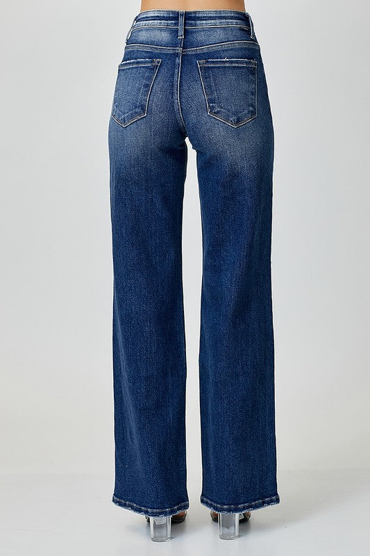 Stilrena mörkdenim jeans för kvinnor, med raka ben och midrise passform, visar upp bomullskvaliteten.