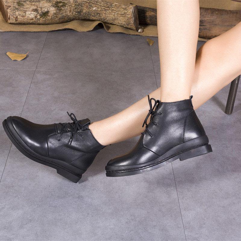 Röda Martins stövlar för kvinnor med dekorativa korsremmar, trendiga vinterboots som kombinerar stil och komfort.