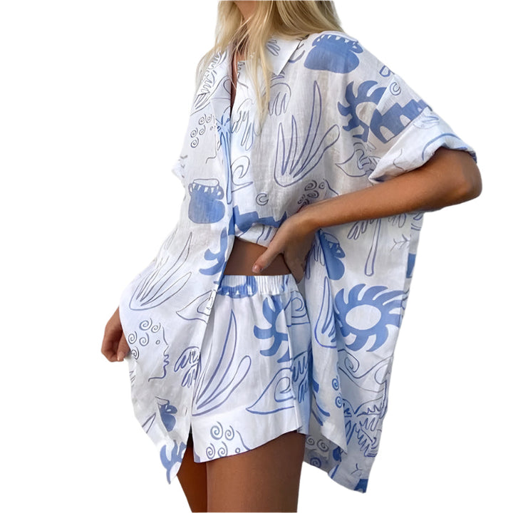 Kvinnors matchande set med oversized skjorta och avslappnade shorts. Perfekt för sommar och strand.