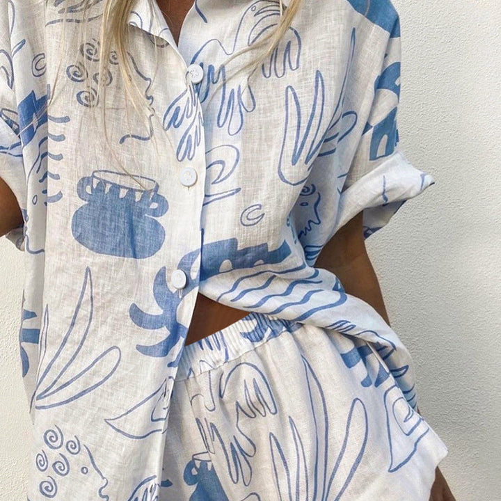Tvådelat damset i trendig mönsterdesign. Oversized skjorta och bekväma shorts för avslappnade tillfällen.