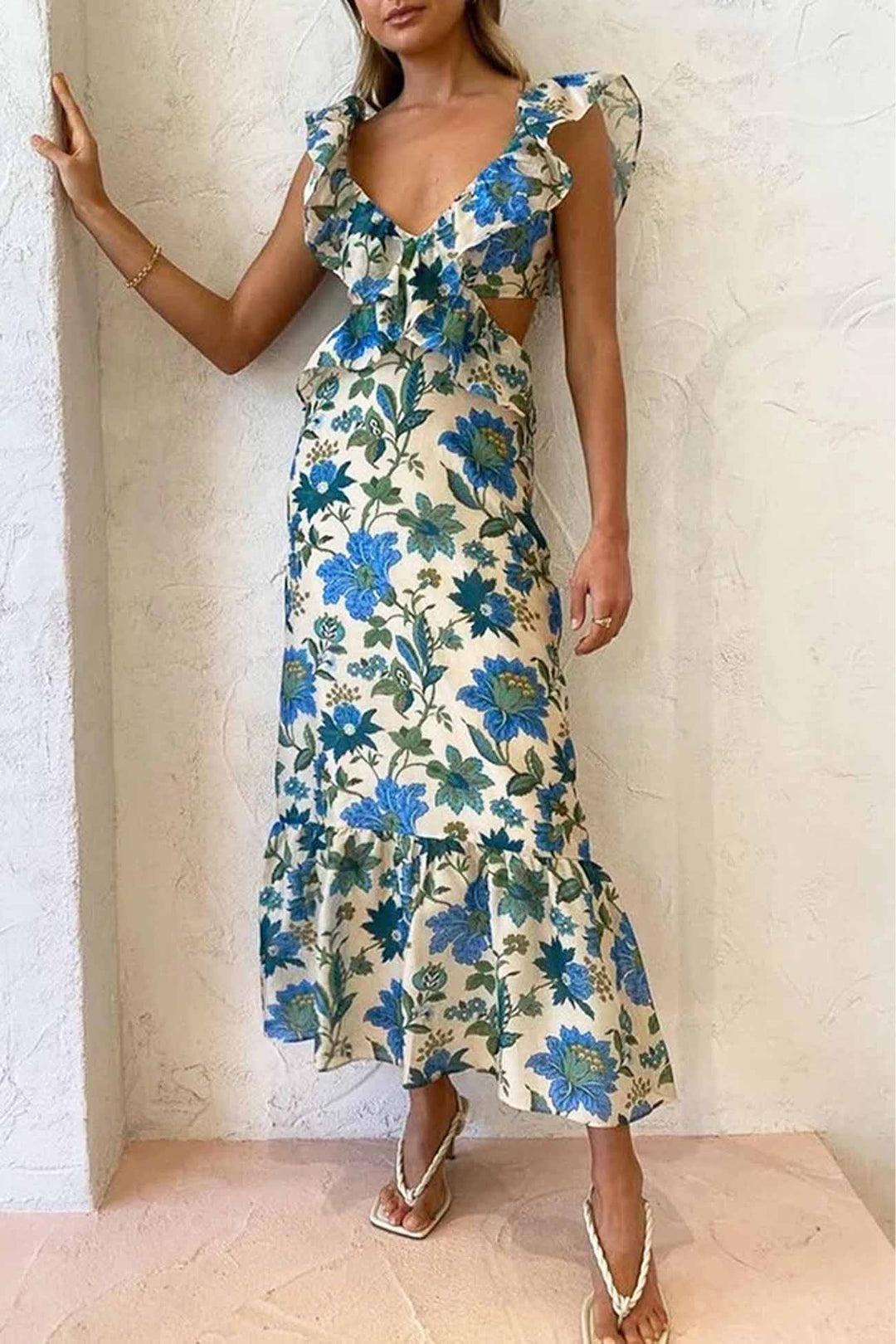 Flödande maxiklänning med livligt blommigt mönster och eleganta volanger, perfekt för en chic sommarlook.