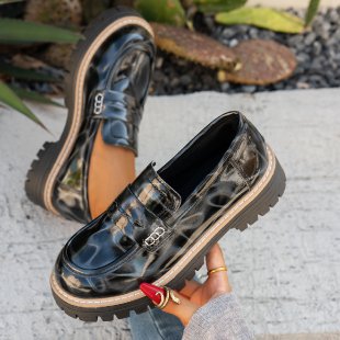 Bekväma slip-on plattform loafers för kvinnor, perfekta för en stilren och avslappnad look.