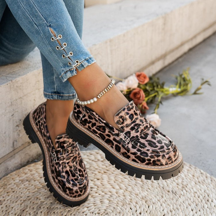 Eleganta plattform loafers för damer i modern design, idealiska som vardags- och festsneakers.