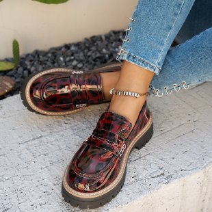 Stilrena kvinnors loafers med plattformssula, modern design som kombinerar komfort och stil.