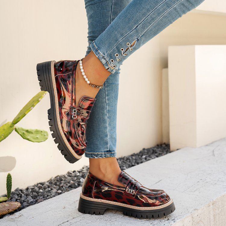 Trendiga damskor: moderna plattform loafers för kvinnor, perfekta för både kontor och fritid.