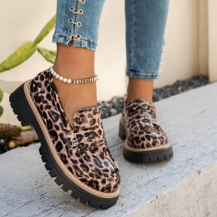 Kvinnors slip-on loafers med plattform, bekväma och moderna skor för varje tillfälle.