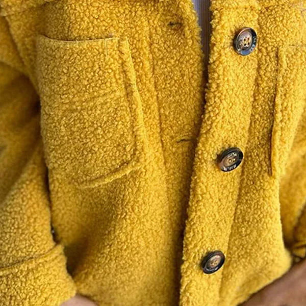 Varm och fluffig sherpajacka för damer. Bekvämt ytterplagg med knäppning och rymliga fickor.