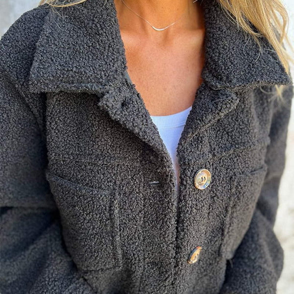 Kvinnors sherpajacka i beige, trendig och bekväm. Ett måste för kyliga dagar, med stora fickor.