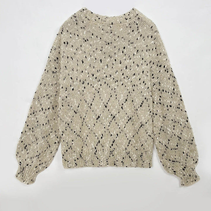 Mjuk stickad damtröja med drop shoulder, idealisk för vinterkläder och avslappnad casual stil.