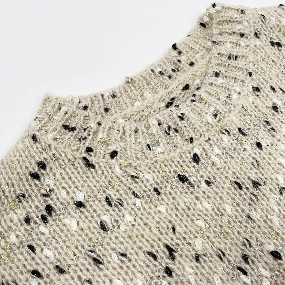 Kvinna i bekväm stickad drop shoulder-tröja, perfekt för casual höstmode och vardag.