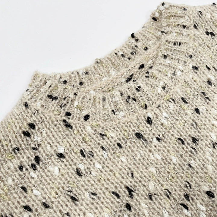 Kvinna i bekväm stickad drop shoulder-tröja, perfekt för casual höstmode och vardag.