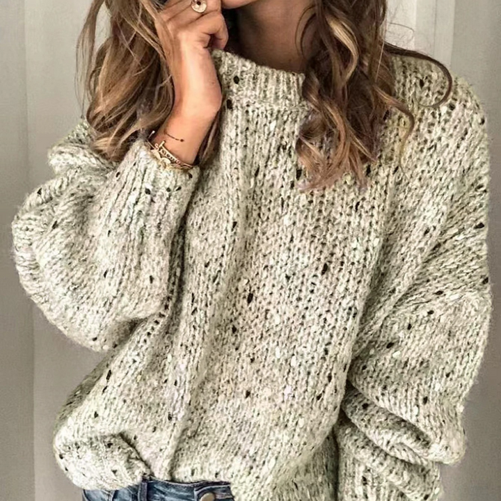 Klassisk stickad pullover för kvinnor med bekväm drop shoulder-design. Perfekt för vardag.