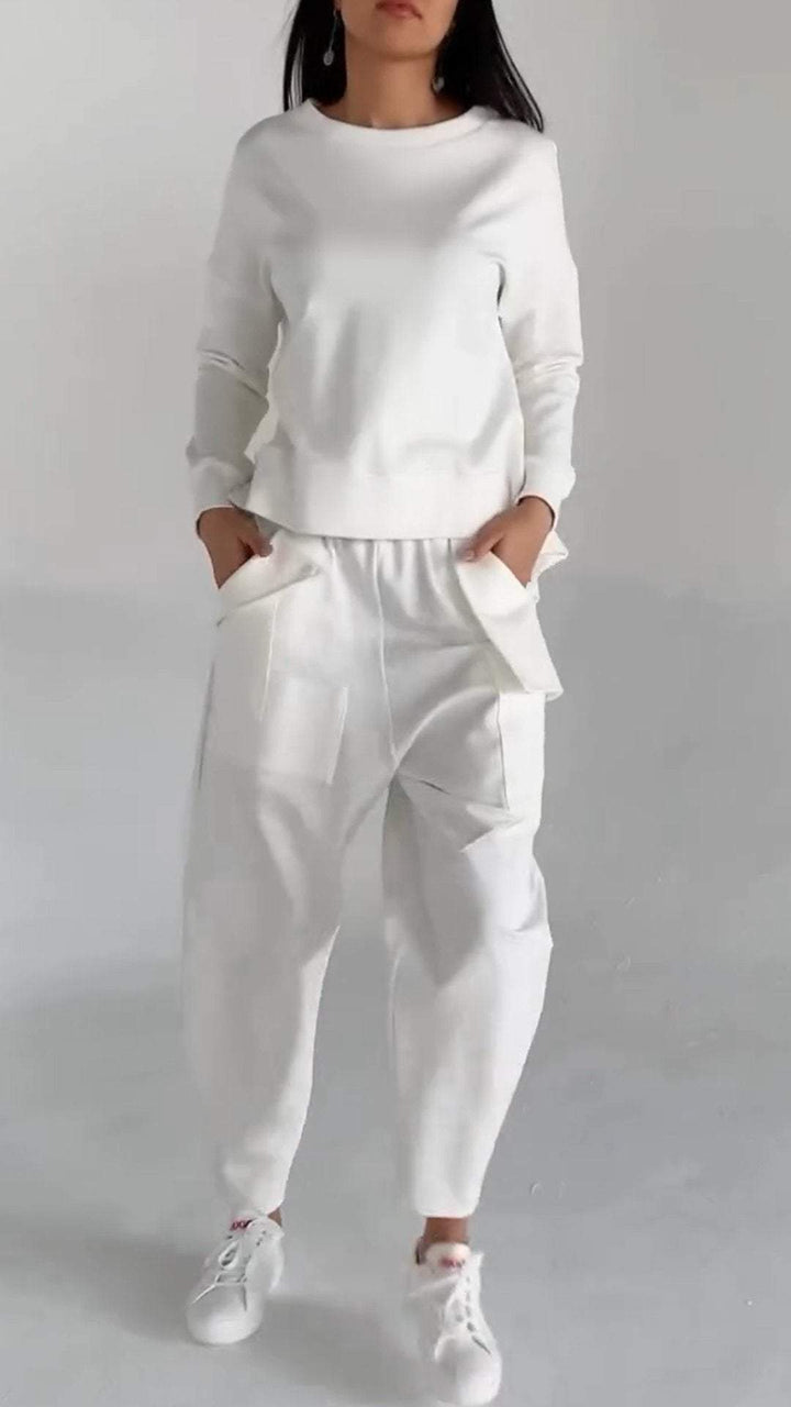 Kvinnors mysigt tvådelat loungewear set för avkoppling. Bekväma hemmakläder i mjukt tyg.