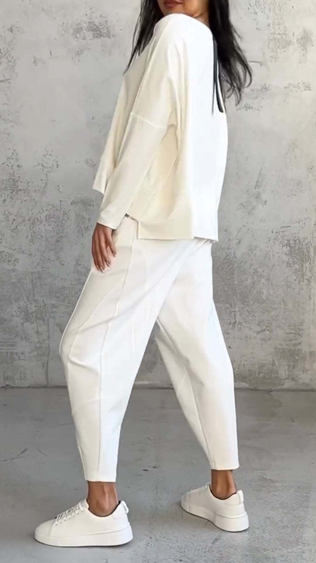 Elegant och bekvämt mode set för dam. Tvådelat set lämpligt för vår- och höstkläder.