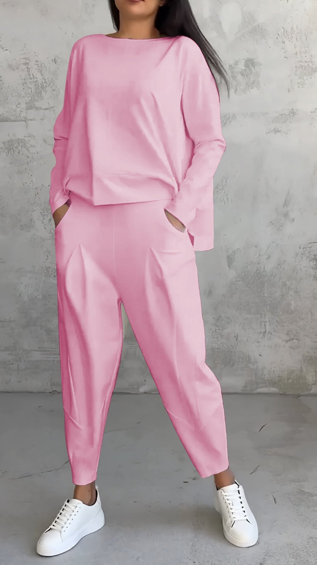 Modell bär avslappnat kvinnors tvådelat set. Mysig stil för hemmakläder, perfekt för avkoppling.