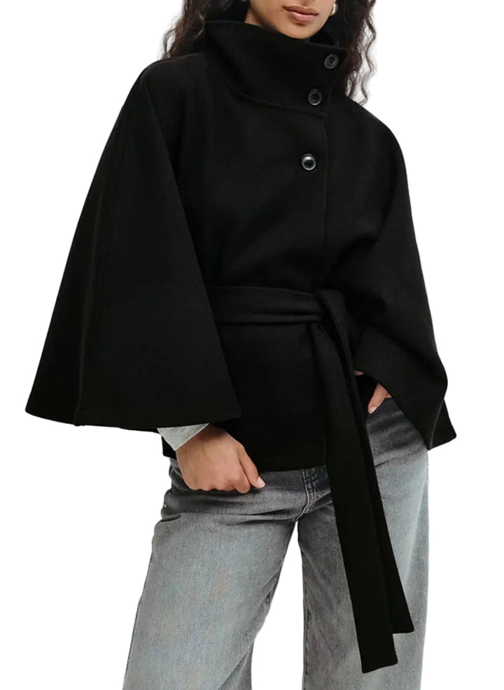 Kvinnors omlottjacka med ståkrage och vida ärmar, perfekt för elegant höstmode.
