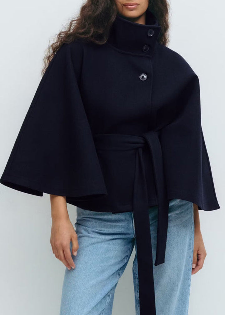 Elegant skräddarsydd jacka, kvinnors omlottmodell med modern ståkrage och vida ärmar.