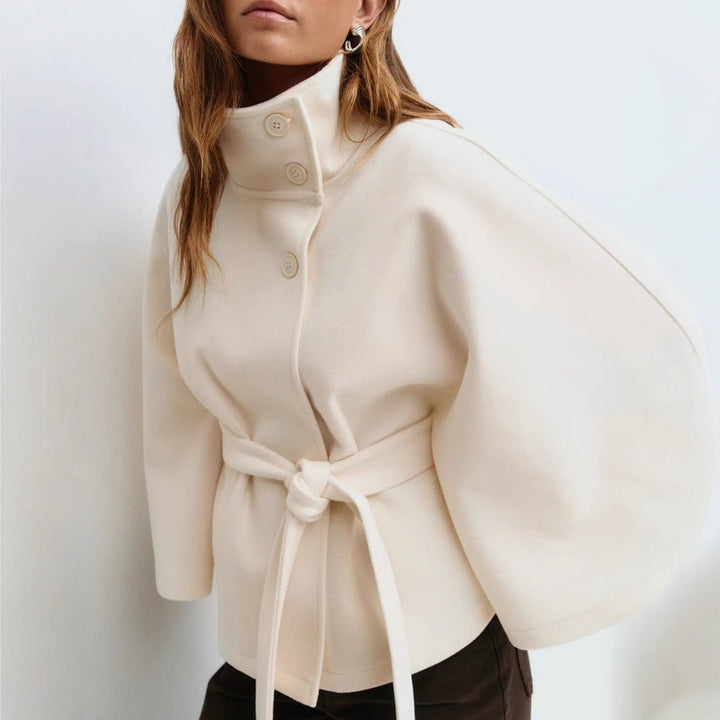 Kvinnors vinterstil: Snygg omlottjacka med ståkrage, vida ärmar och elegant design.