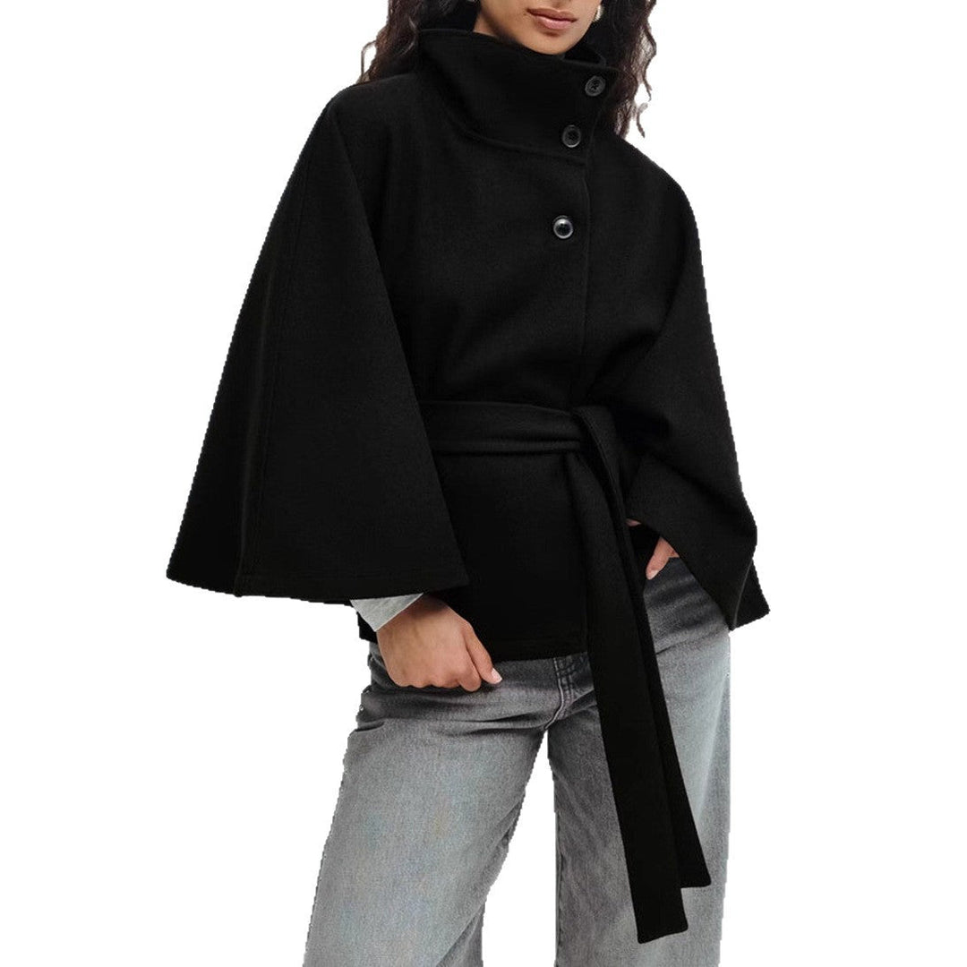 Snygg kvinnors ytterplagg: Omlottjacka med ståkrage och vida ärmar för en elegant look.