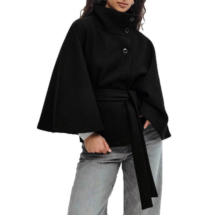 Snygg kvinnors ytterplagg: Omlottjacka med ståkrage och vida ärmar för en elegant look.