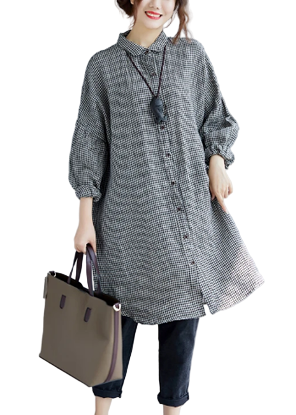 Kvinnors oversize rutig t-shirt med nedvikt krage och lång ärm. Bekväm vardagsstil för damer.