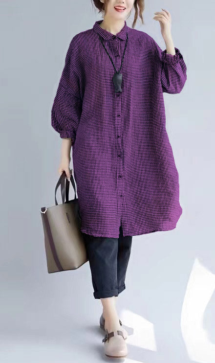 Elegant oversize t-shirt för damer med rutigt mönster och nedvikt krage. Lång ärm för stil och komfort.