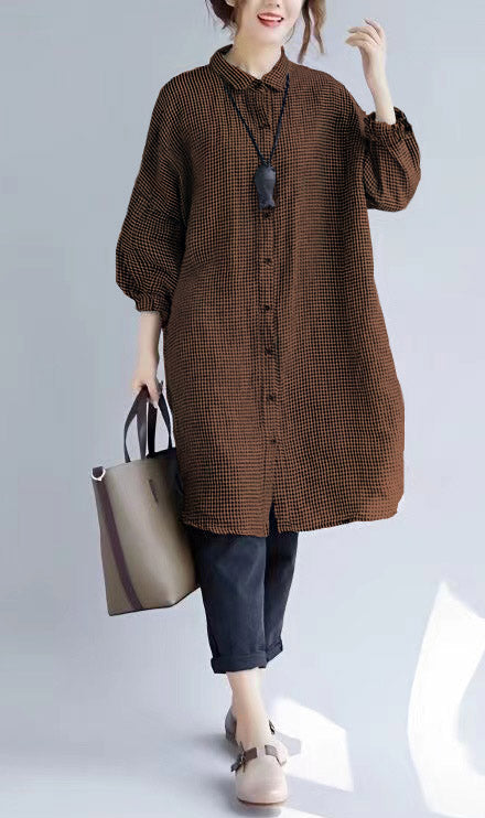 Trendig kvinnors oversize t-shirt. Rutig design, nedvikt krage och långa ärmar. Perfekt för dammode.