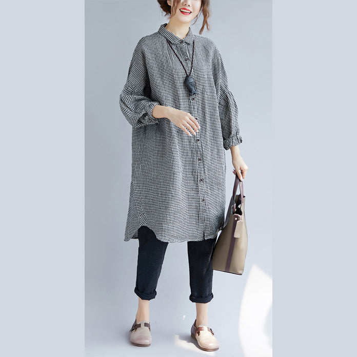 Bekväm rutig oversize t-shirt för kvinnor med nedvikt krage. Lång ärm. Trendig vardagslook.
