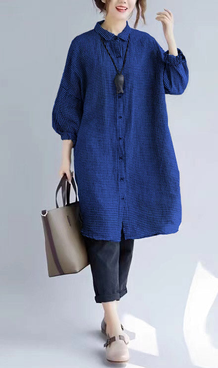 Dammodets oversize t-shirt: rutig, nedvikt krage, lång ärm. Ger en färgglad och stilren touch.
