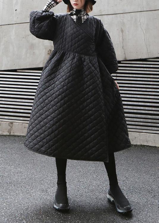Elegant oversize vinterkappa för kvinnor med unika lanternärmar. Varm, svart ytterplagg i lös passform för vintern.