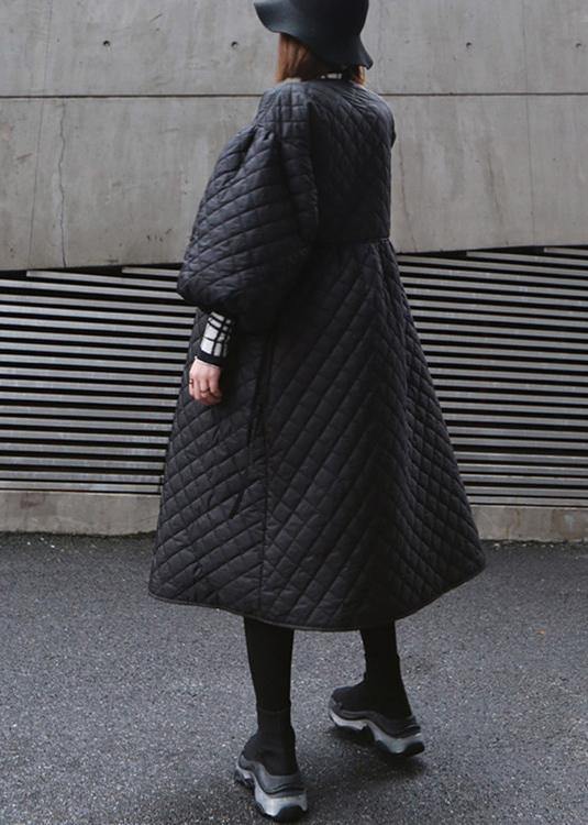 Stilren svart oversize vinterkappa för kvinnor. Varm ytterplagg med snygga lanternärmar, perfekt för kalla dagar och mode.