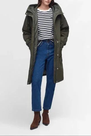 Bekväm, avslappnad kvinnors huvjacka med modern v-ringning. Stilren oversized jacka för mode och vardag.