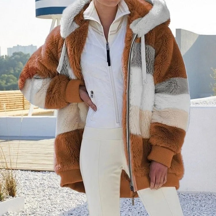 En oversized huvjacka för kvinnor, modern streetwear och vintervärme.