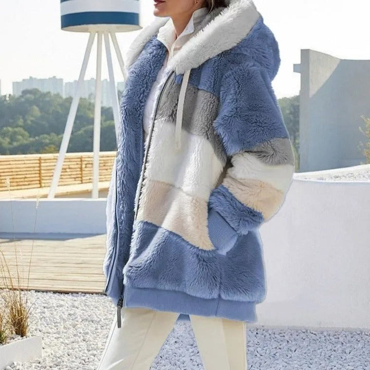 Stilren kvinnors huvjacka, oversized passform för mysig värme och urban mode.