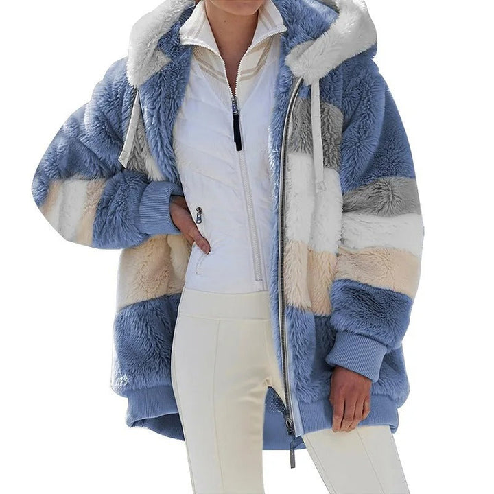 Stilren oversized huvjacka för kvinnor, perfekt streetwear med avslappnad passform.