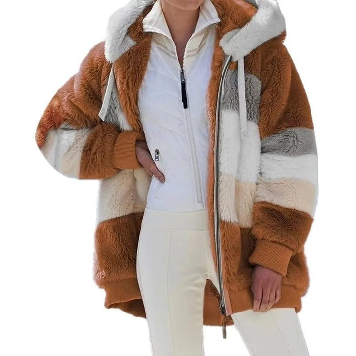 Stilren kvinnors oversized huvjacka i streetwear-stil, med rymliga fickor.