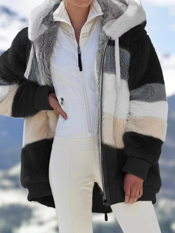 Kvinnors höstmode: varm oversized huvjacka, mysig och trendig.