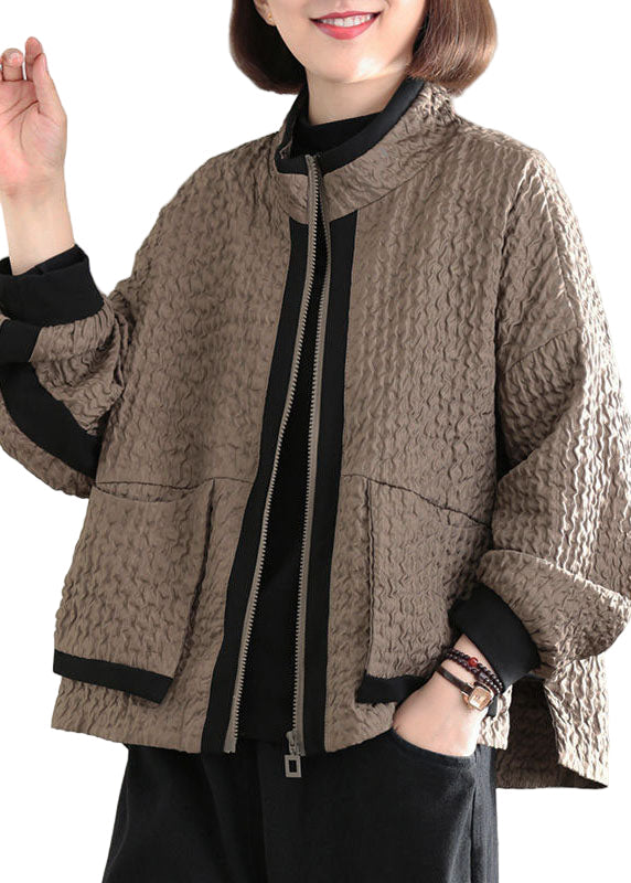 Kvinnors patchwork kappa med fickor, perfekt som stilrent ytterplagg för vår och sommar.