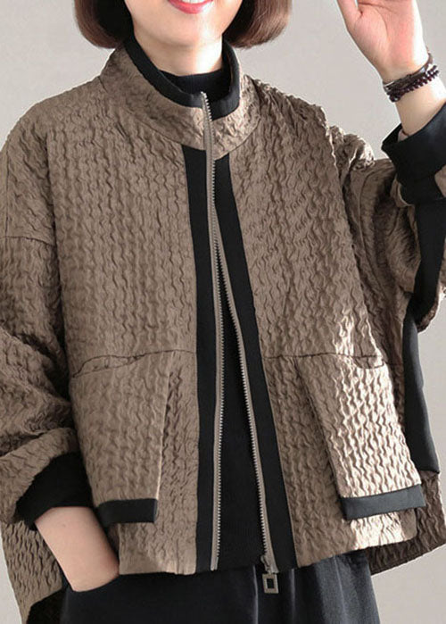 Bekväm och stilren kvinnors kappa i patchworkdesign. Idealisk för casual vår- och sommarkläder.