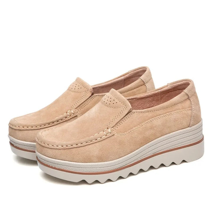 Stiliga beige plattformssneakers för kvinnor. Trendiga damskor med komfort och extra höjd.
