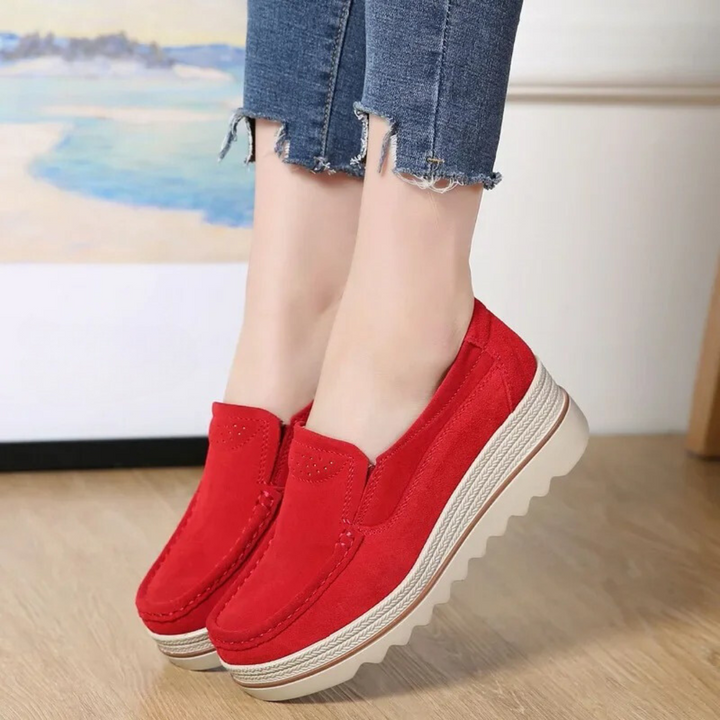 Svarta plattformssneakers för kvinnor, perfekta vardagsskor med både stil och höjd.