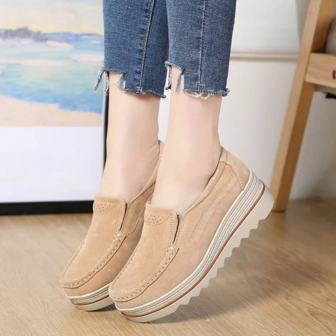 Röda bekväma damsneakers med plattform för extra höjd. Moderiktiga skor för kvinna.