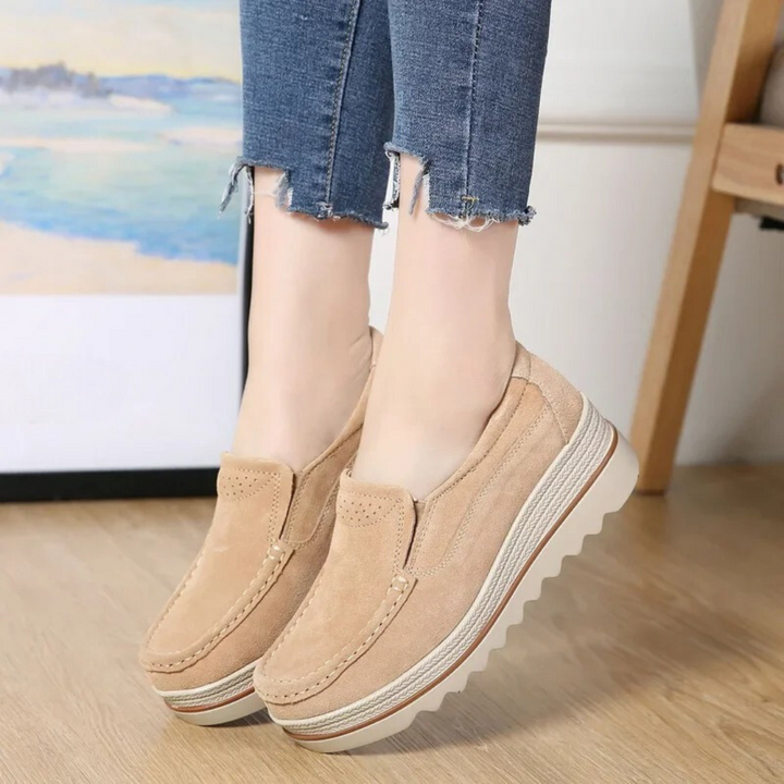 Röda bekväma damsneakers med plattform för extra höjd. Moderiktiga skor för kvinna.