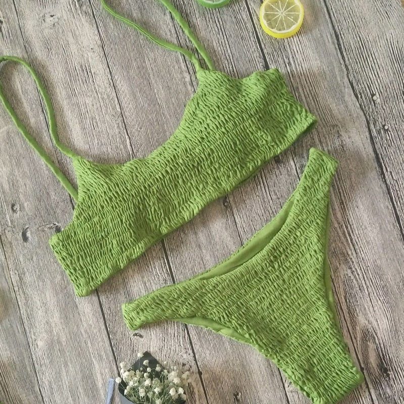 Detaljbild av den plisserade bikinitoppen. Trendigt bygel-lös strandmode för sommarens soliga dagar.
