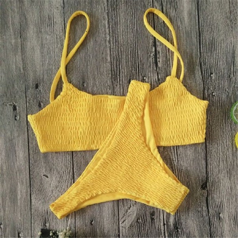 Somrig plisserad bikini för kvinnor. Chic strandmode med push up och låg midja, tillverkad i polyester.