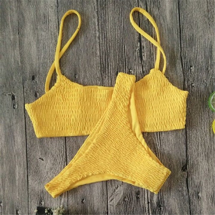Somrig plisserad bikini för kvinnor. Chic strandmode med push up och låg midja, tillverkad i polyester.