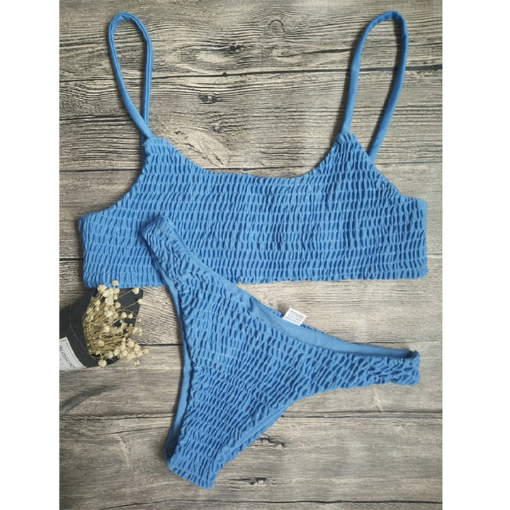 Plisserad dam bikini med push up. Bekväma badkläder i bygel-lös design för avkopplande stranddagar.