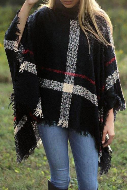 Trendig damponcho med uttrycksfulla tofsar och modern färgblocksdesign. Idealisk för höstmys.