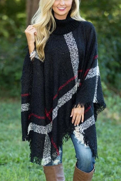 Modern damponcho med färgblock och tofsar. En mångsidig del av höstmodet för dam.